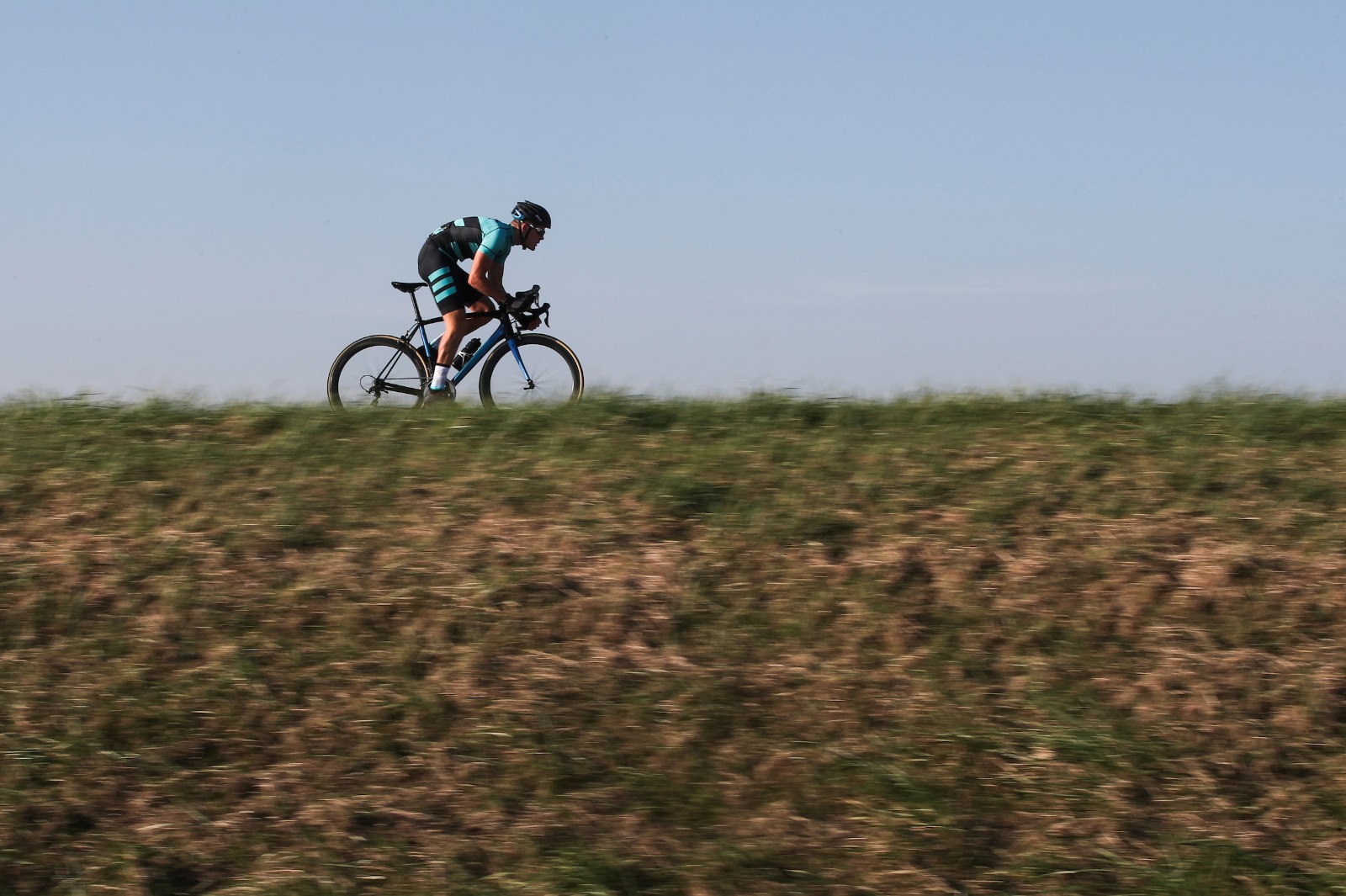 BEAT-wielrenner fietst op dijk